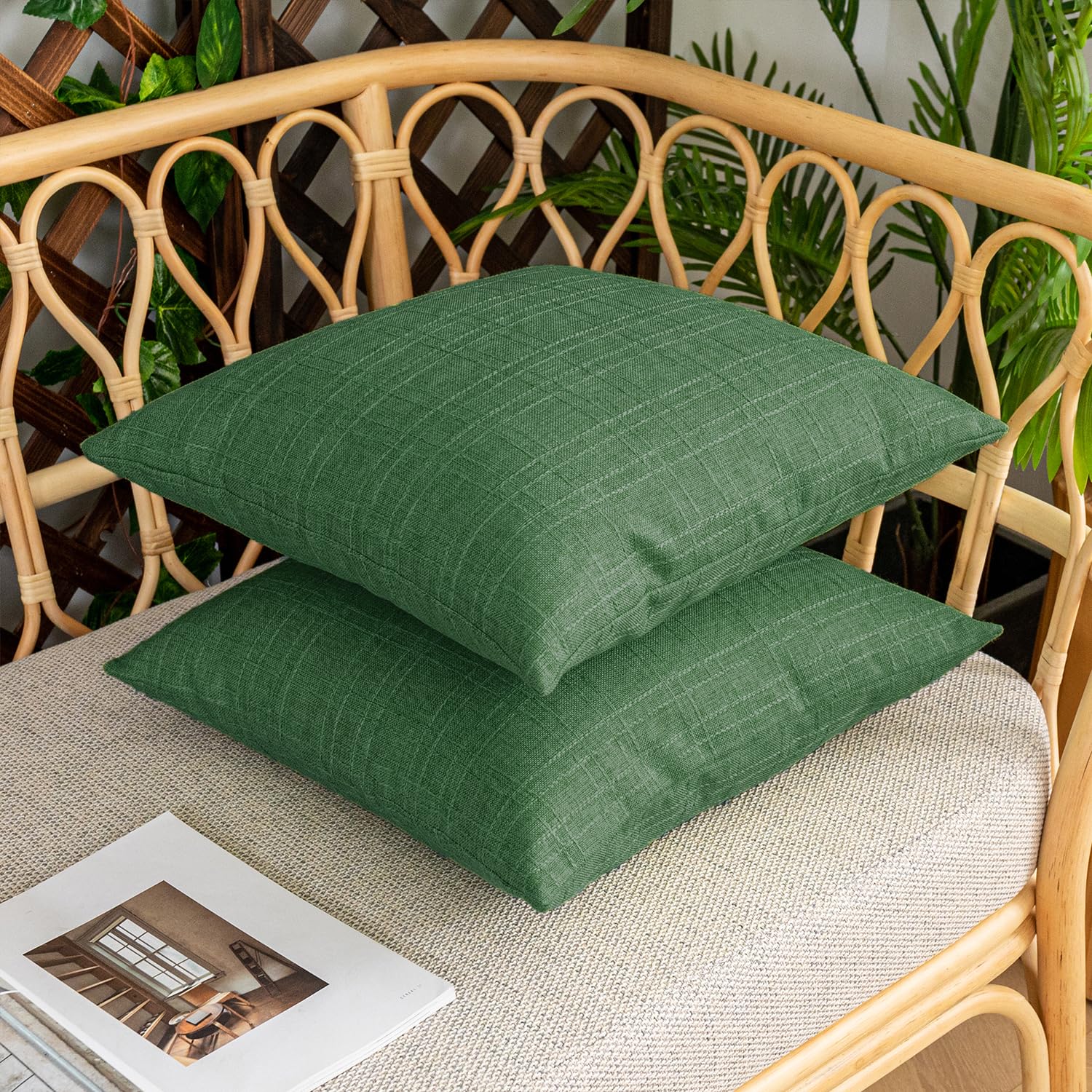 Kevin Textile estilismo en jardín mostrando color verde oscuro armonioso