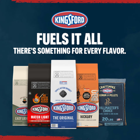 Kingsford saco al lado de una cocina exterior lista para barbacoa familiar