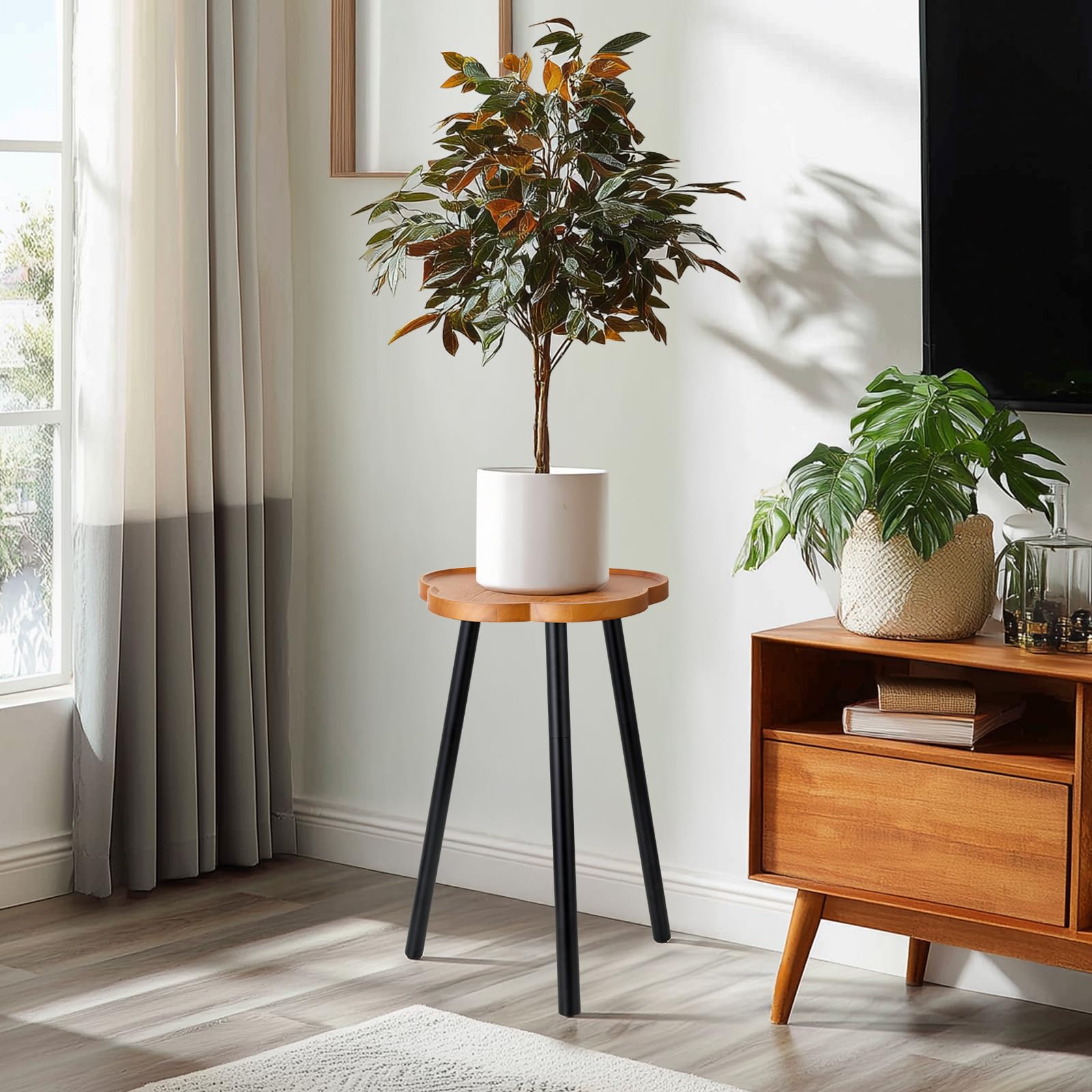 KINNARY en sala con planta mostrando uso como mesa auxiliar decorativa