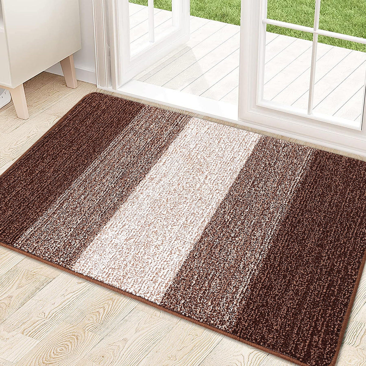 Kitinjoy felpudo frontal junto a puerta protegiendo el suelo