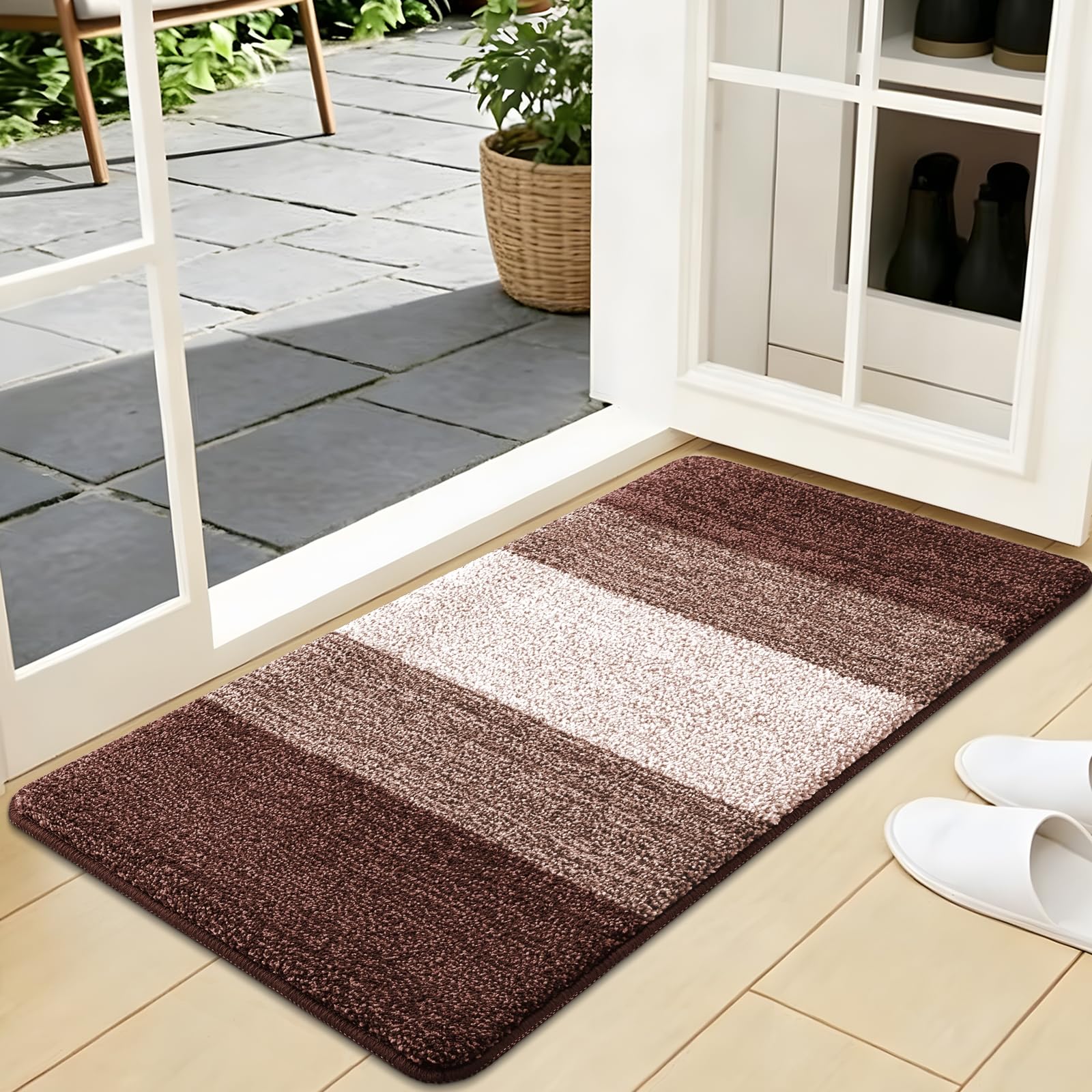 Kitinjoy felpudo frente a puerta mostrando protección y estilo