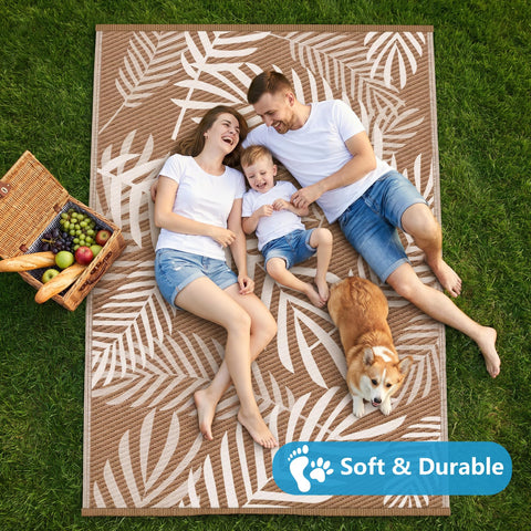 Kohree alfombra colocada en porche creando zona exterior cómoda y elegante