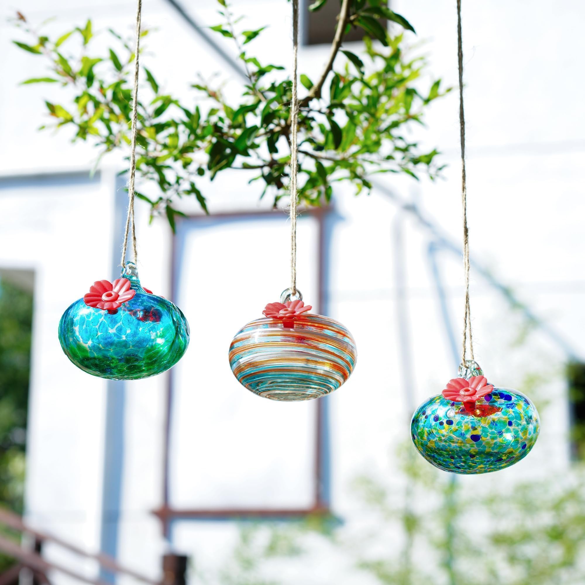 Comedero KRISININE como adorno en ventana de jardín, aporta color y vida