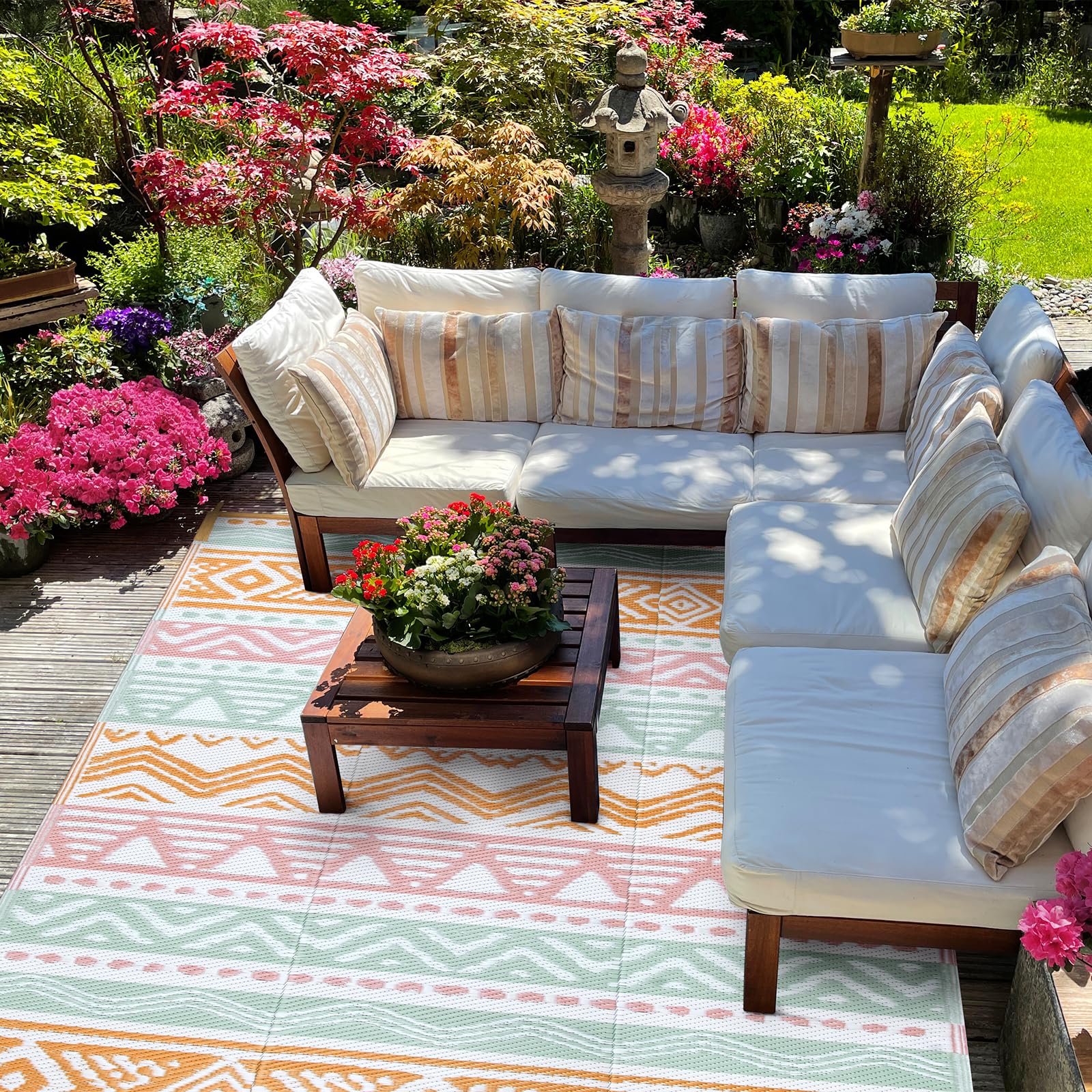 Lahome alfombra 8x10 junto a muebles para comparar escala y cobertura