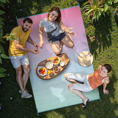 Lahome alfombra extendida junto a persona para referencia de tamaño