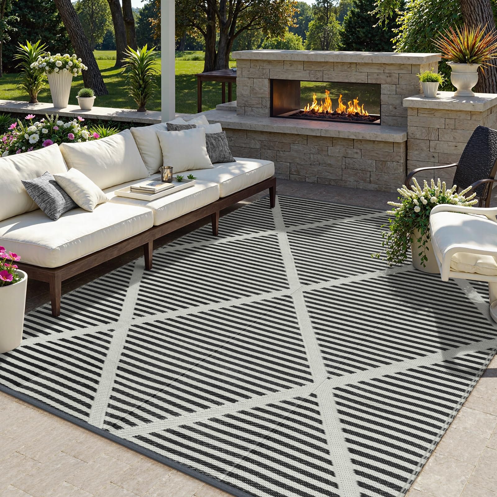Lahome alfombra al lado de un sillón para comparar escala y cobertura real