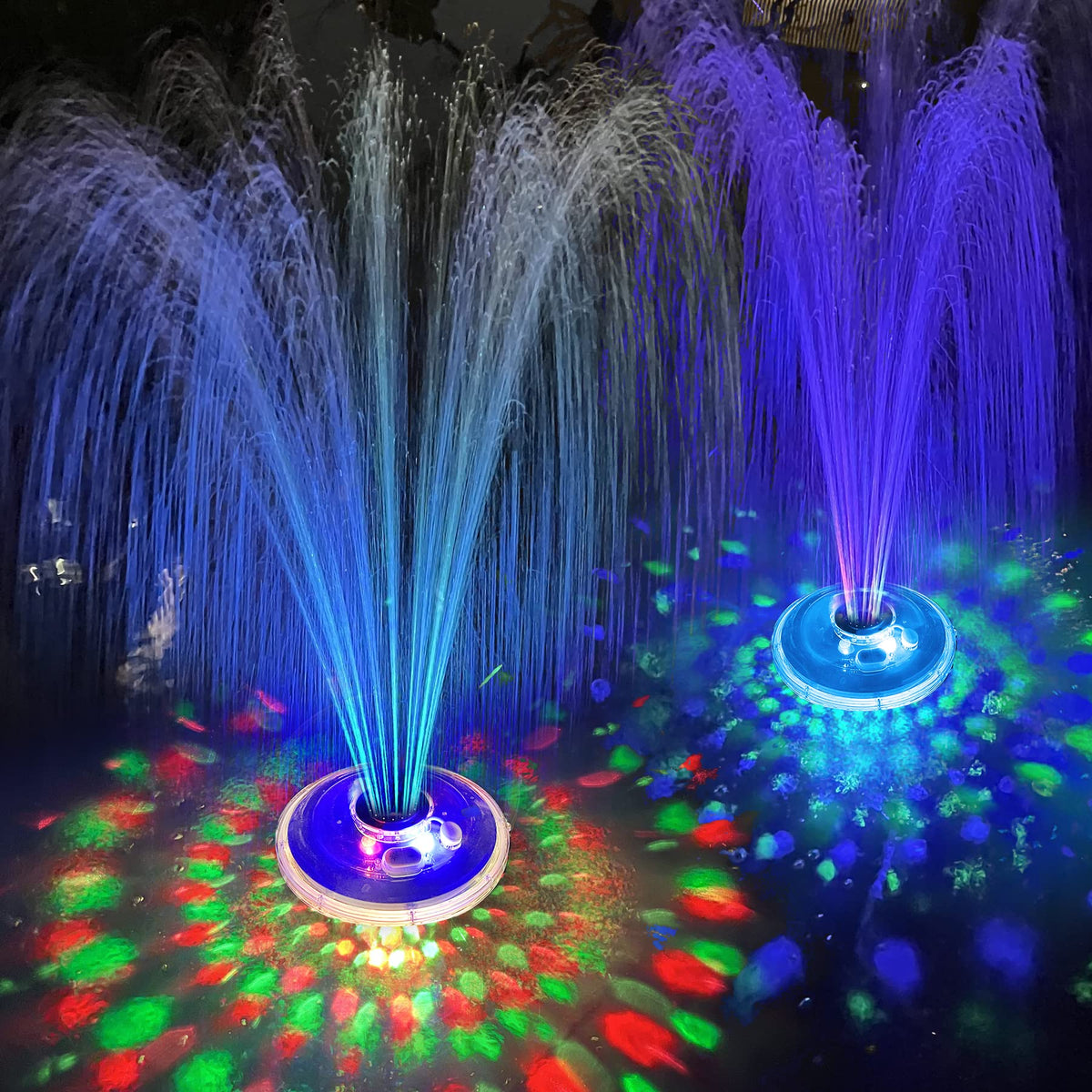 LanPool vista frontal de la fuente mostrando luces y chorros, crea ambiente nocturno