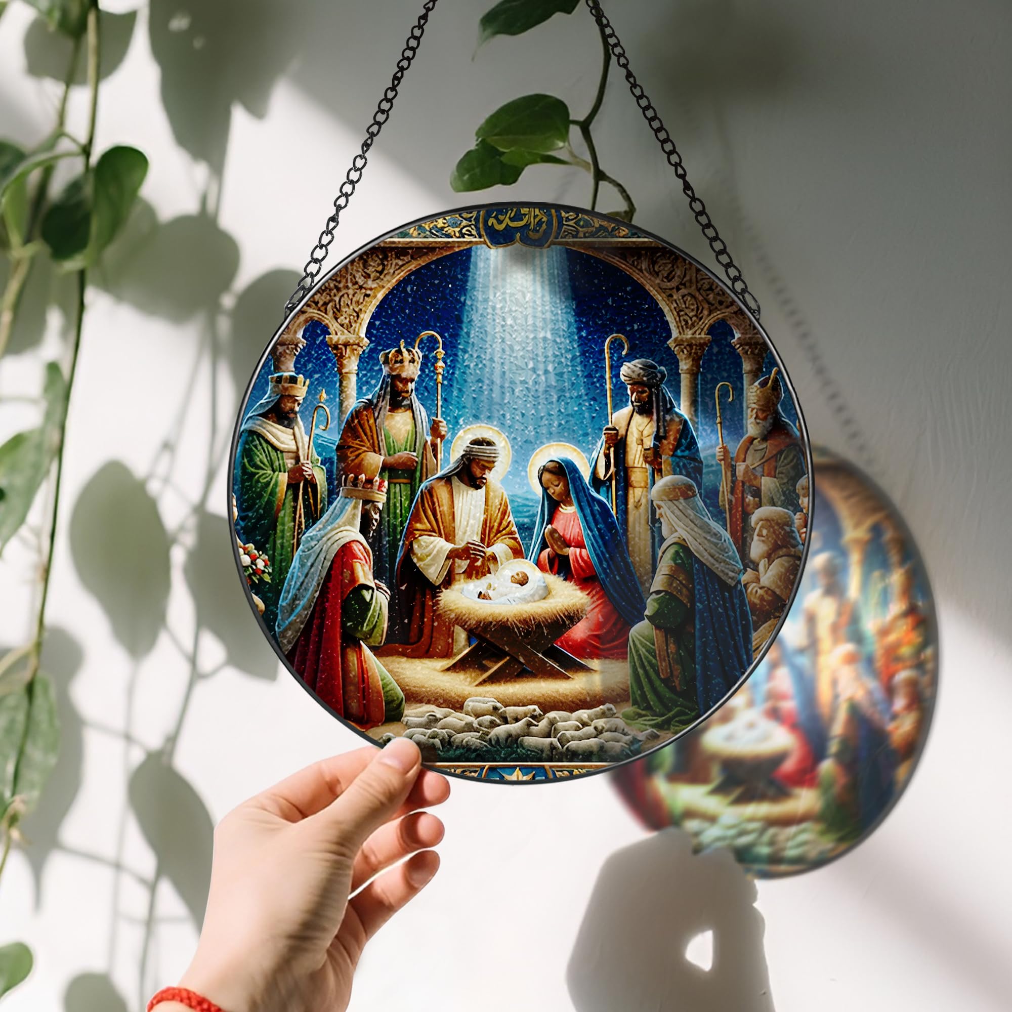 LAOWEIKI suncatcher colgado en ventana mostrando efecto luminoso y ambiente acogedor
