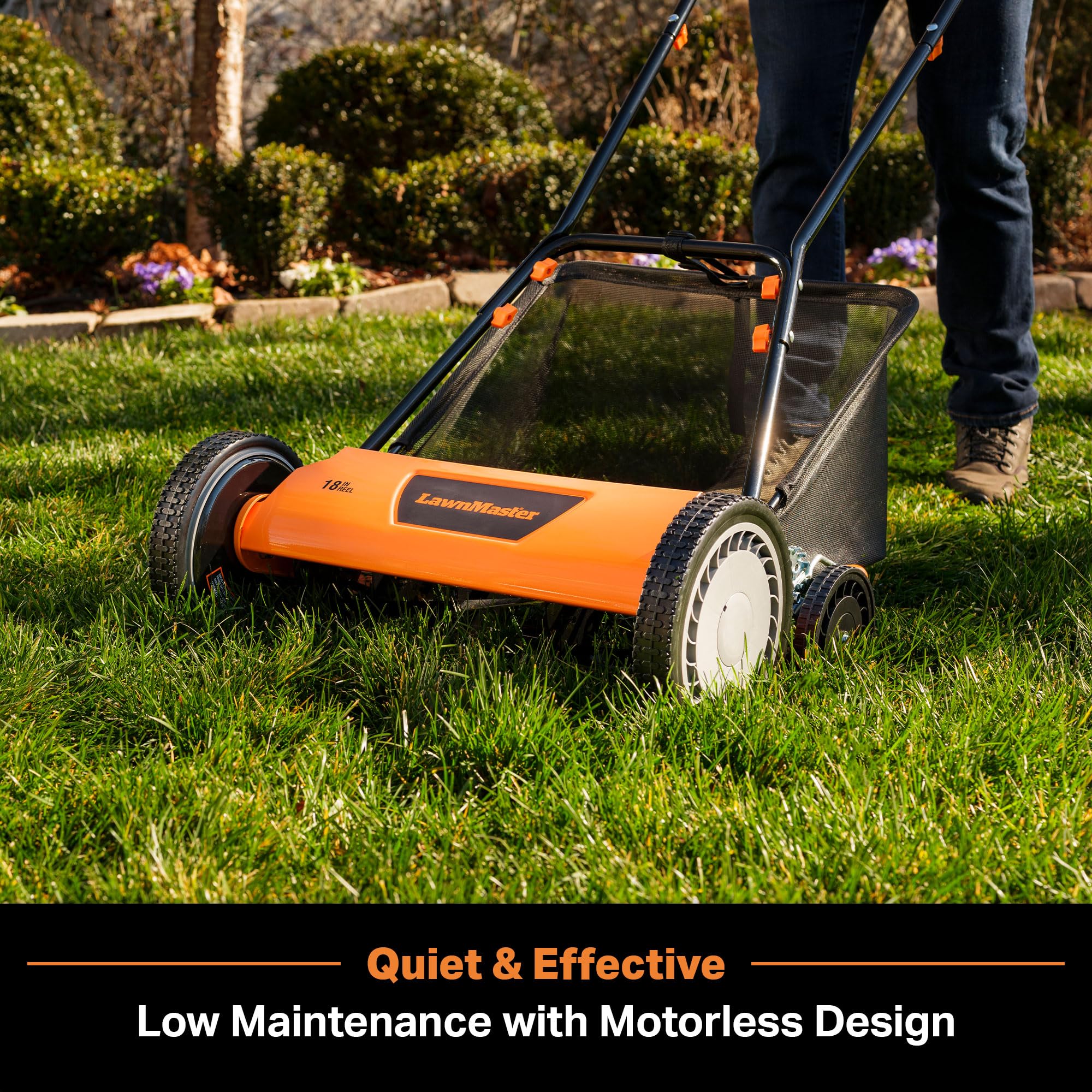 LawnMaster bolsa recolectora colocada facilitando limpieza rápida del césped
