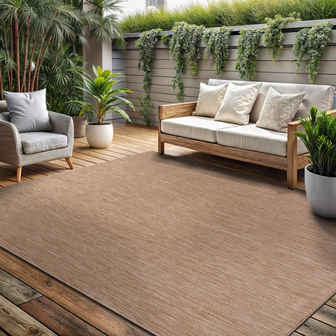 Lena Rug colocada en porche con muebles, aportando confort y estilo exterior