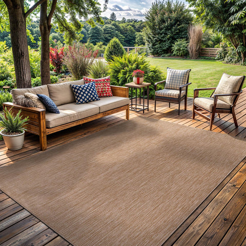 Lena Rug sobre piso de madera interior, integrando espacios interior-exterior