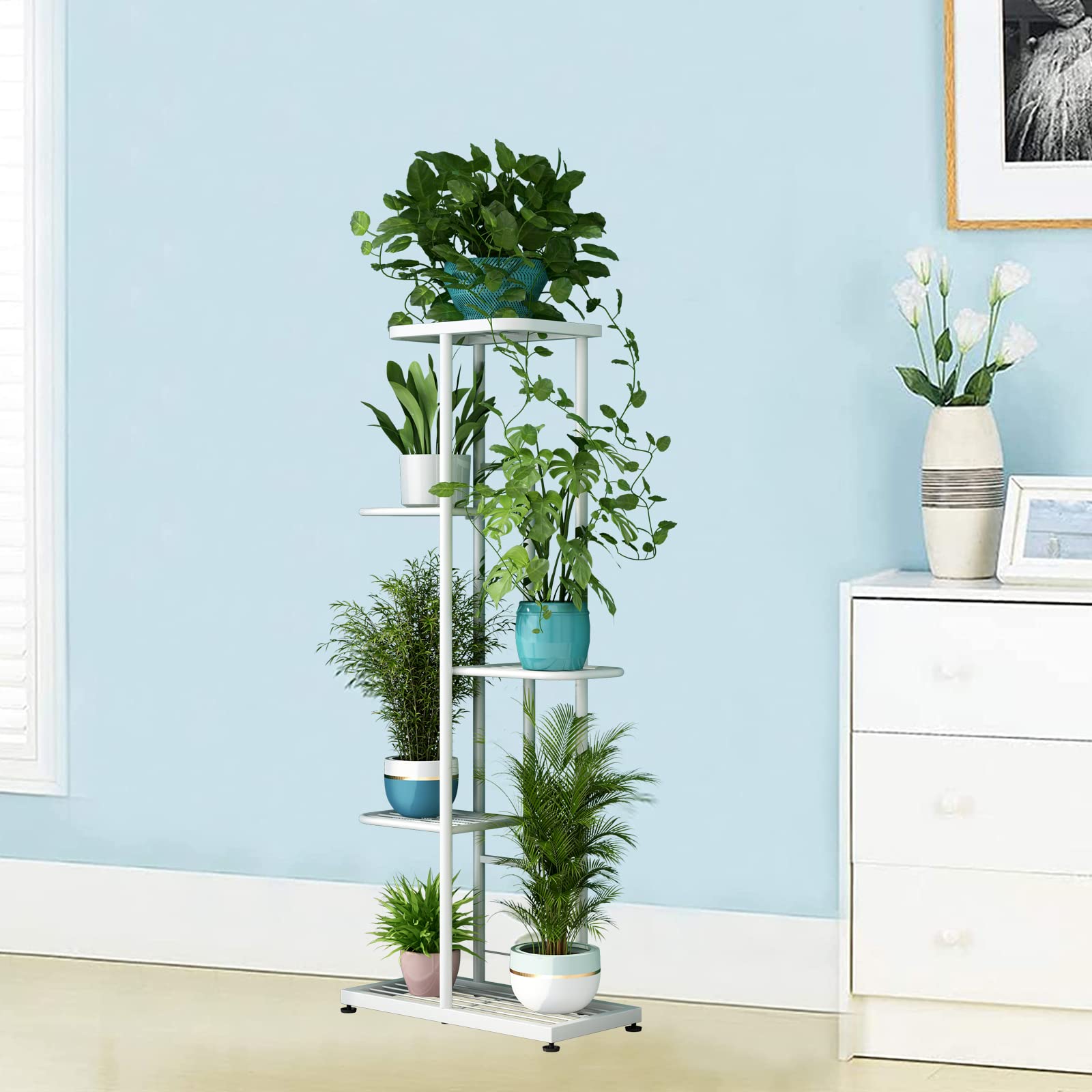 LINZINAR estantería en balcón con plantas mostrando cómo aprovechar rincones exteriores
