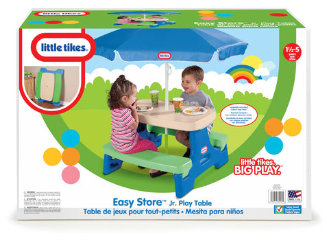 Little Tikes mesa cerca de un niño para ver escala y tamaño práctico