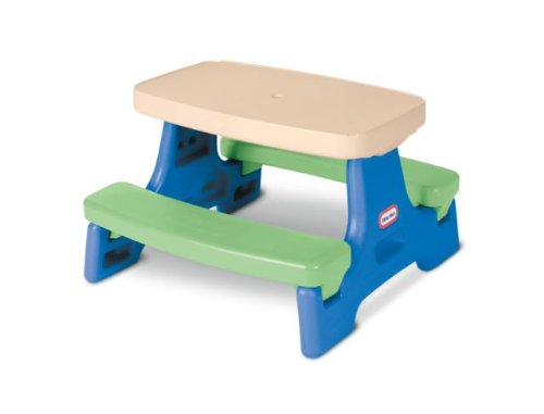 Little Tikes mesa con sombrilla en jardín ofreciendo sombra y protección UV