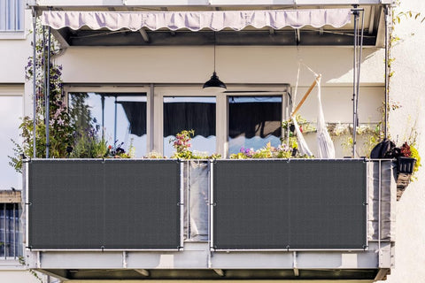LOVE STORY estilo de terraza con pantalla gris oscuro, ambiente privado y cómodo