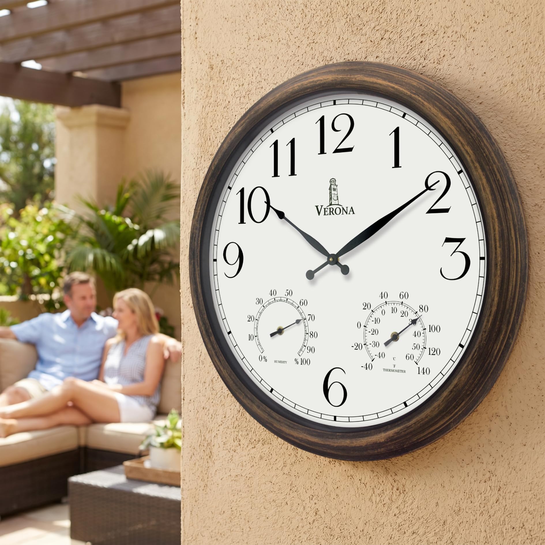 Lovely Home Essentials reloj colgado en patio mostrando resistencia a la intemperie