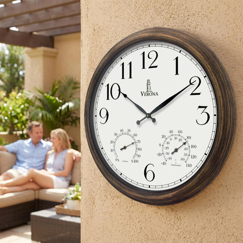 Lovely Home Essentials reloj colgado en patio mostrando resistencia a la intemperie