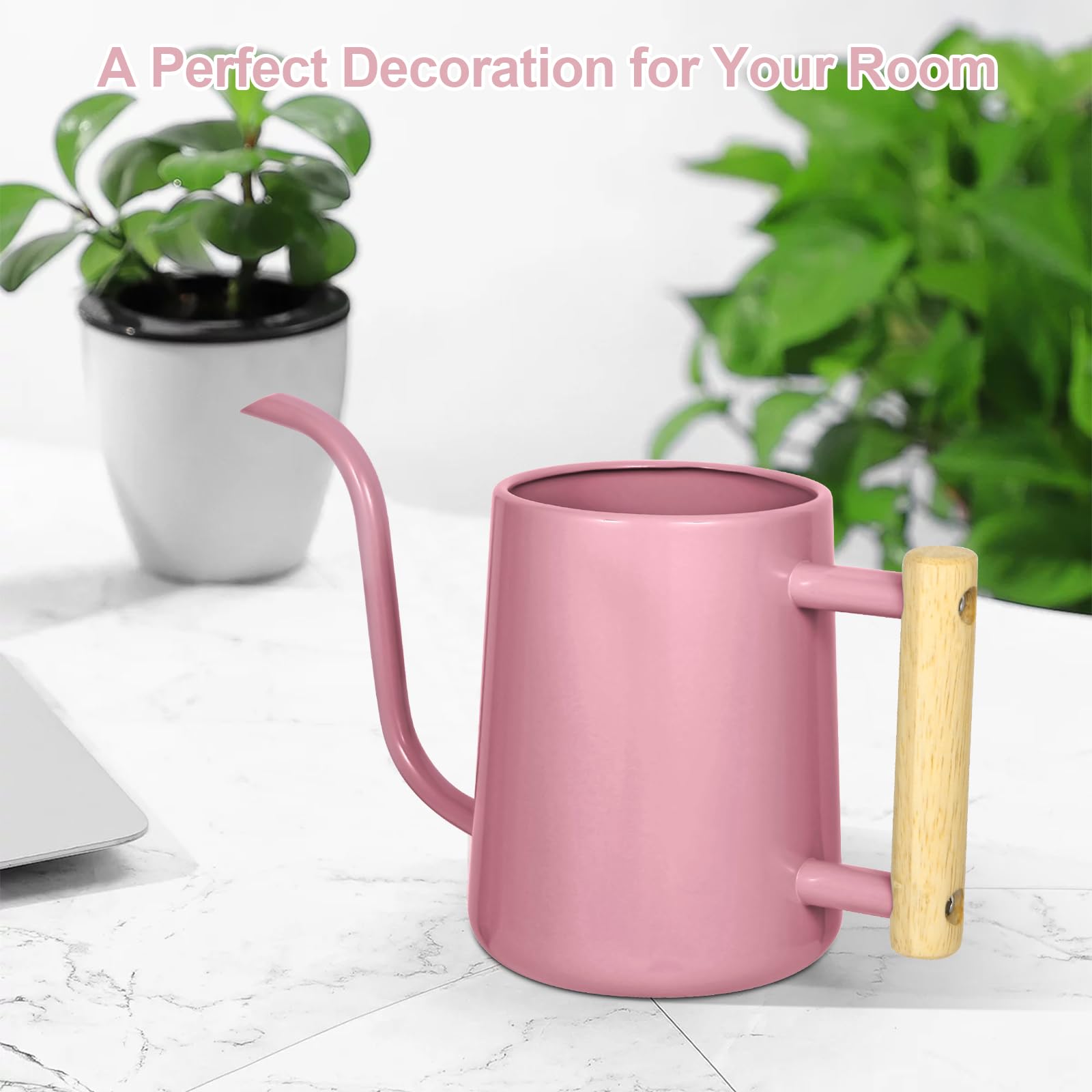 LTSUMI regadera rosa en mesa con plantas mostrando estilo y funcionalidad