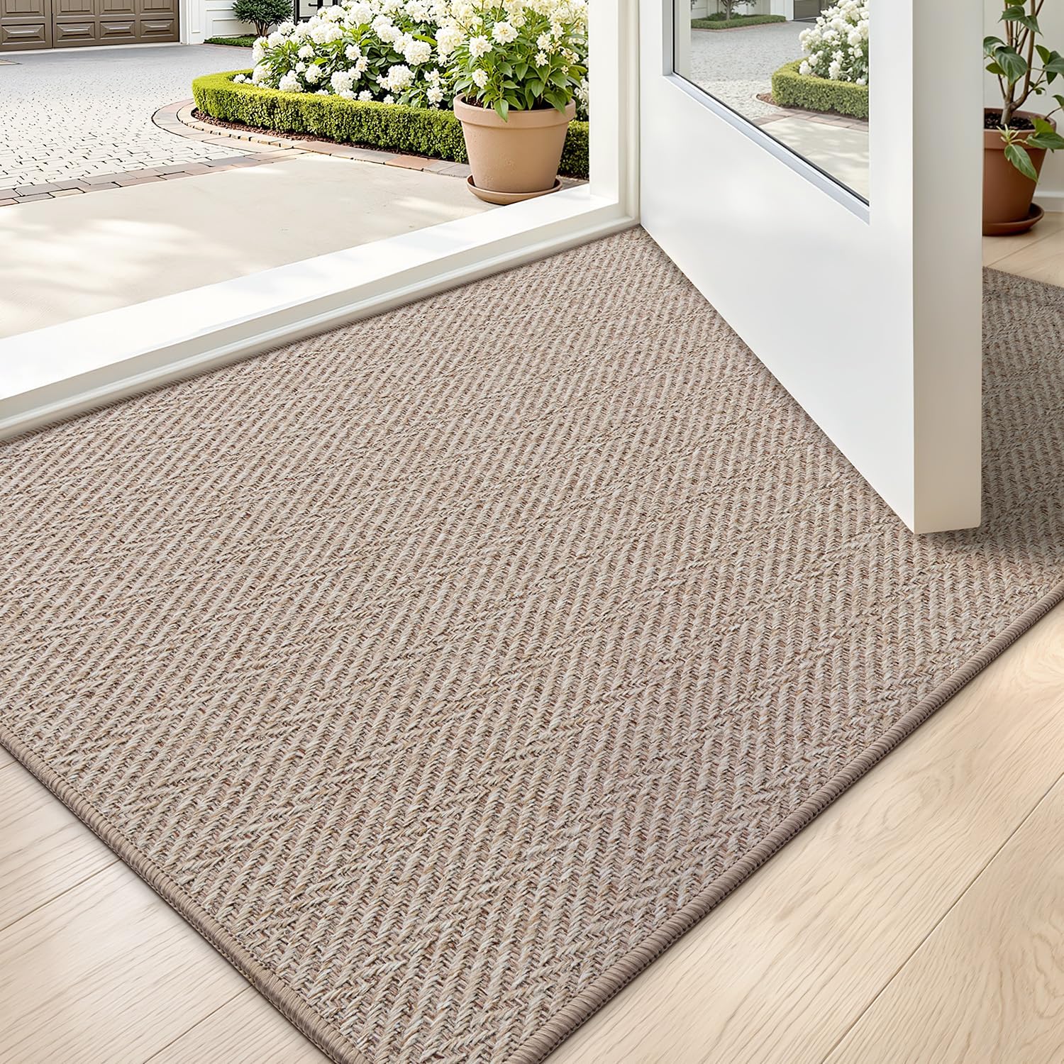 LUMI felpudo frontal en entrada beige, aporta orden y bienvenida