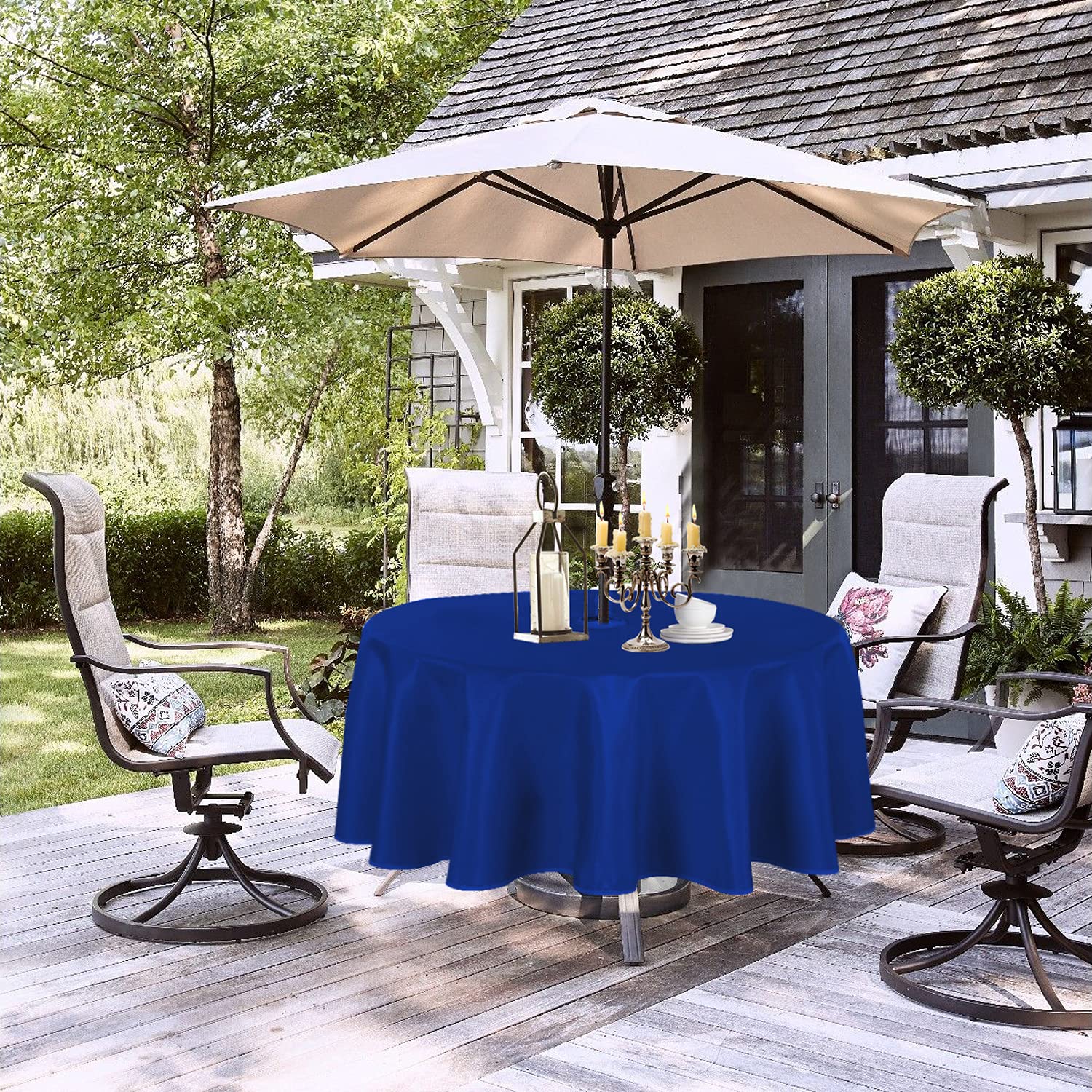 LUSHVIDA escena de picnic exterior con mantel azul, ambiente acogedor