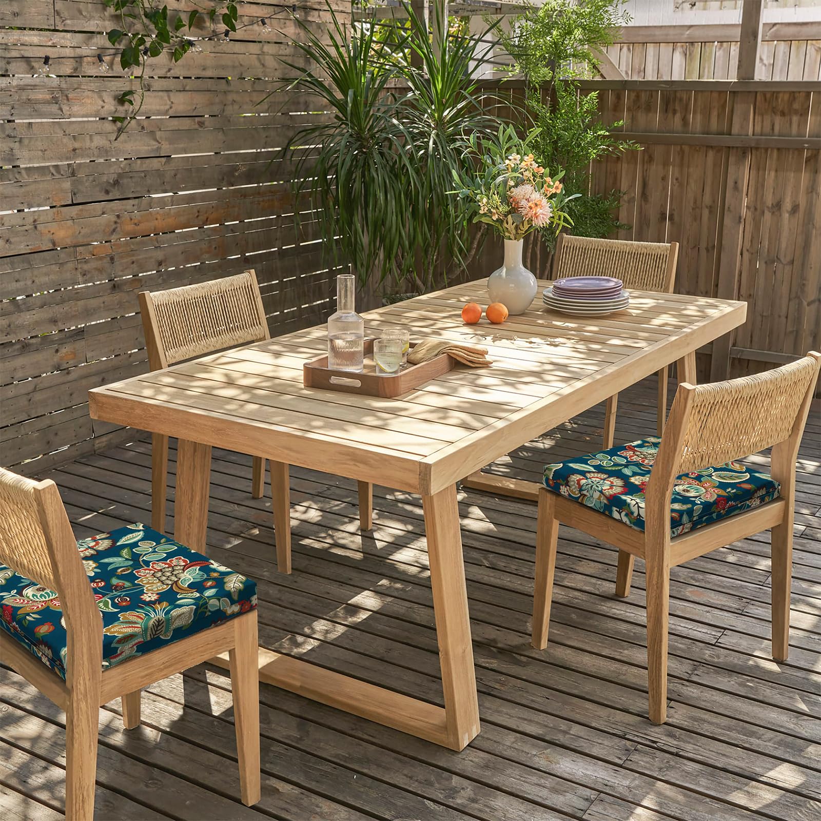 LVTXIII set de cuatro cojines dispuestos en mesa, efecto decorativo coherente