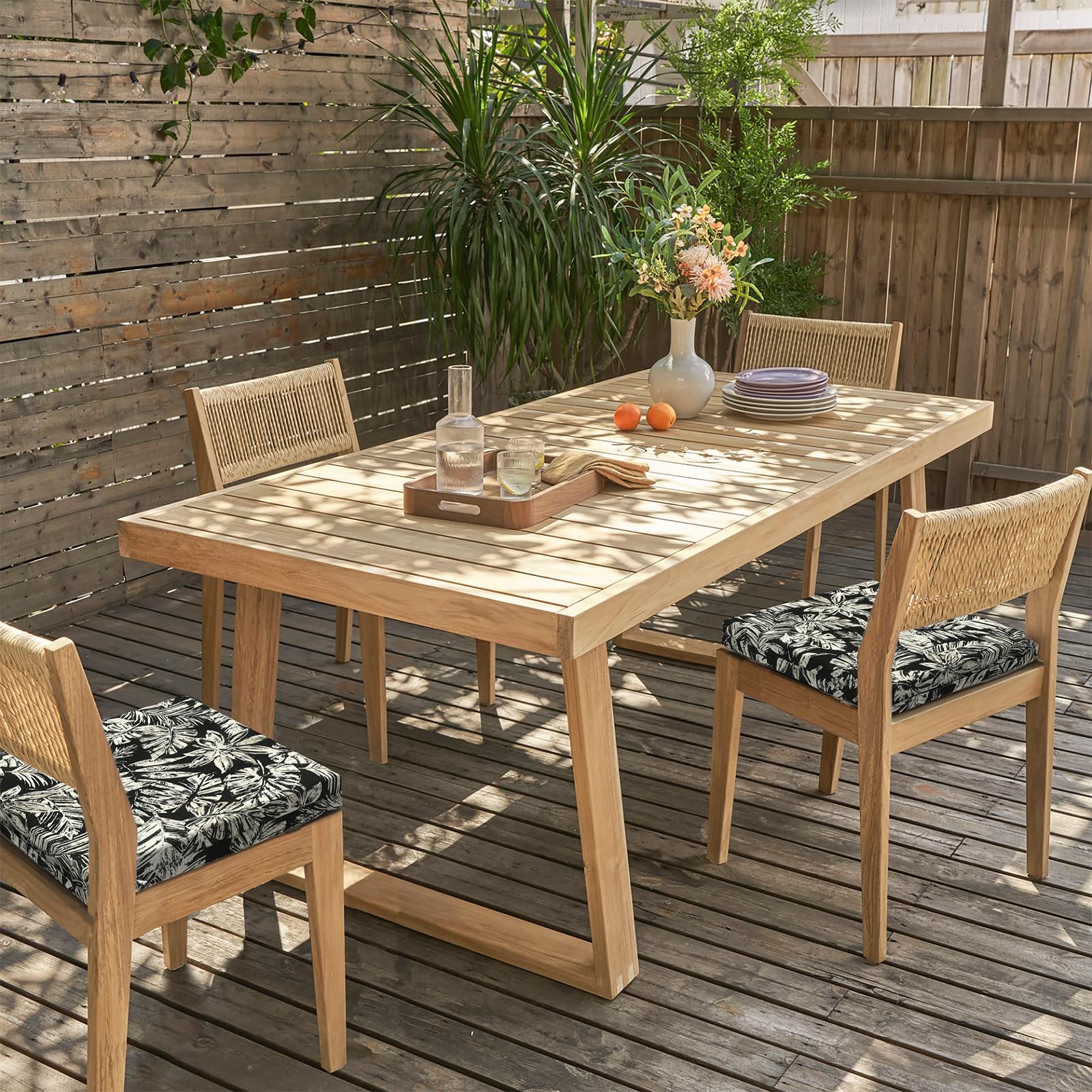 LVTXIII cojín colocado en silla de patio, asiento confortable