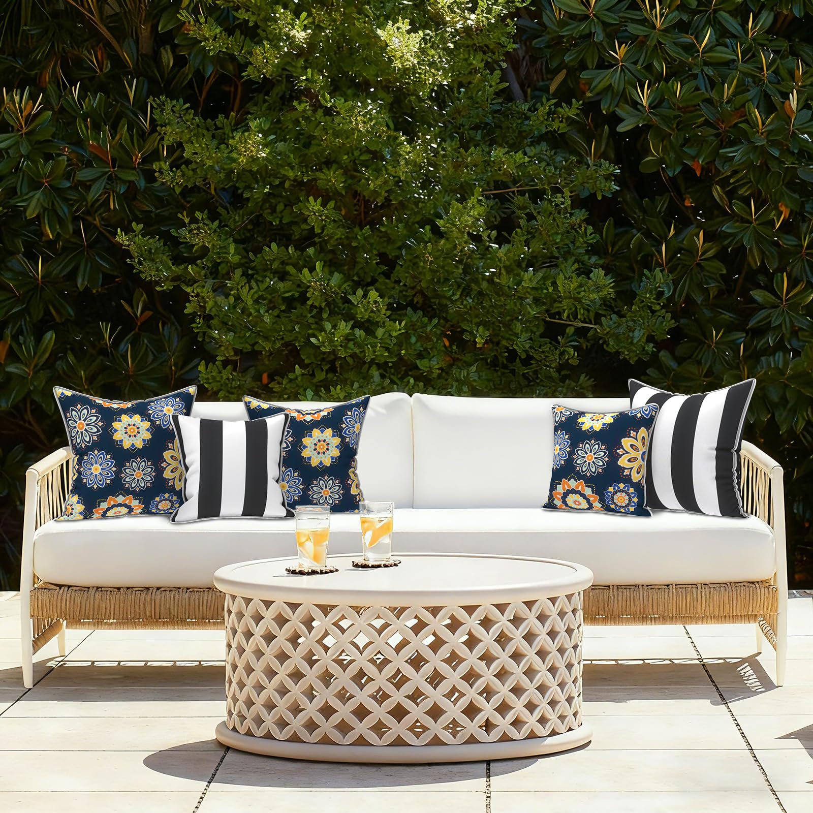 LVTXIII funda colocada en sillón de patio para ambiente acogedor
