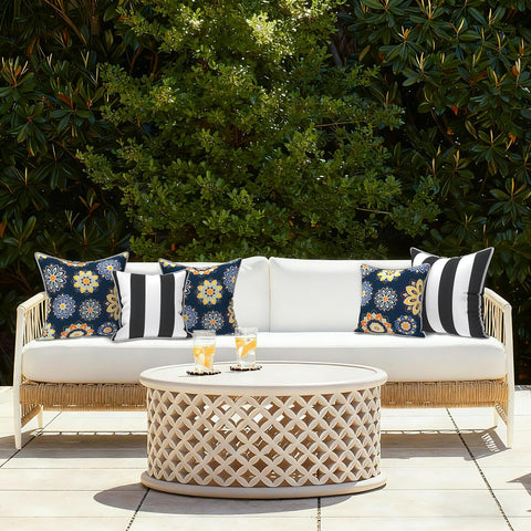 LVTXIII funda colocada en sillón de patio para ambiente acogedor