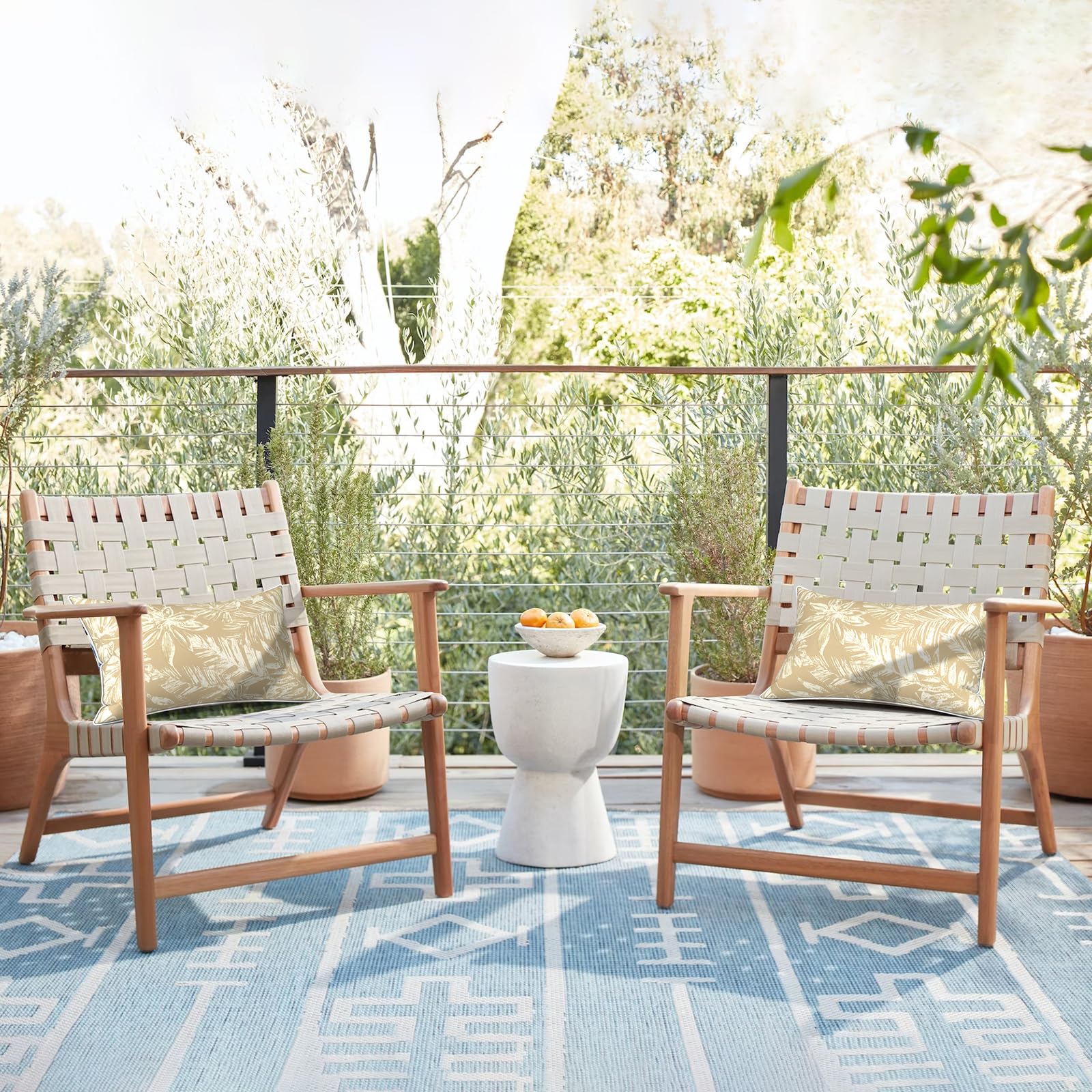 LVTXIII cojines integrados en terraza tropical realzando decoración