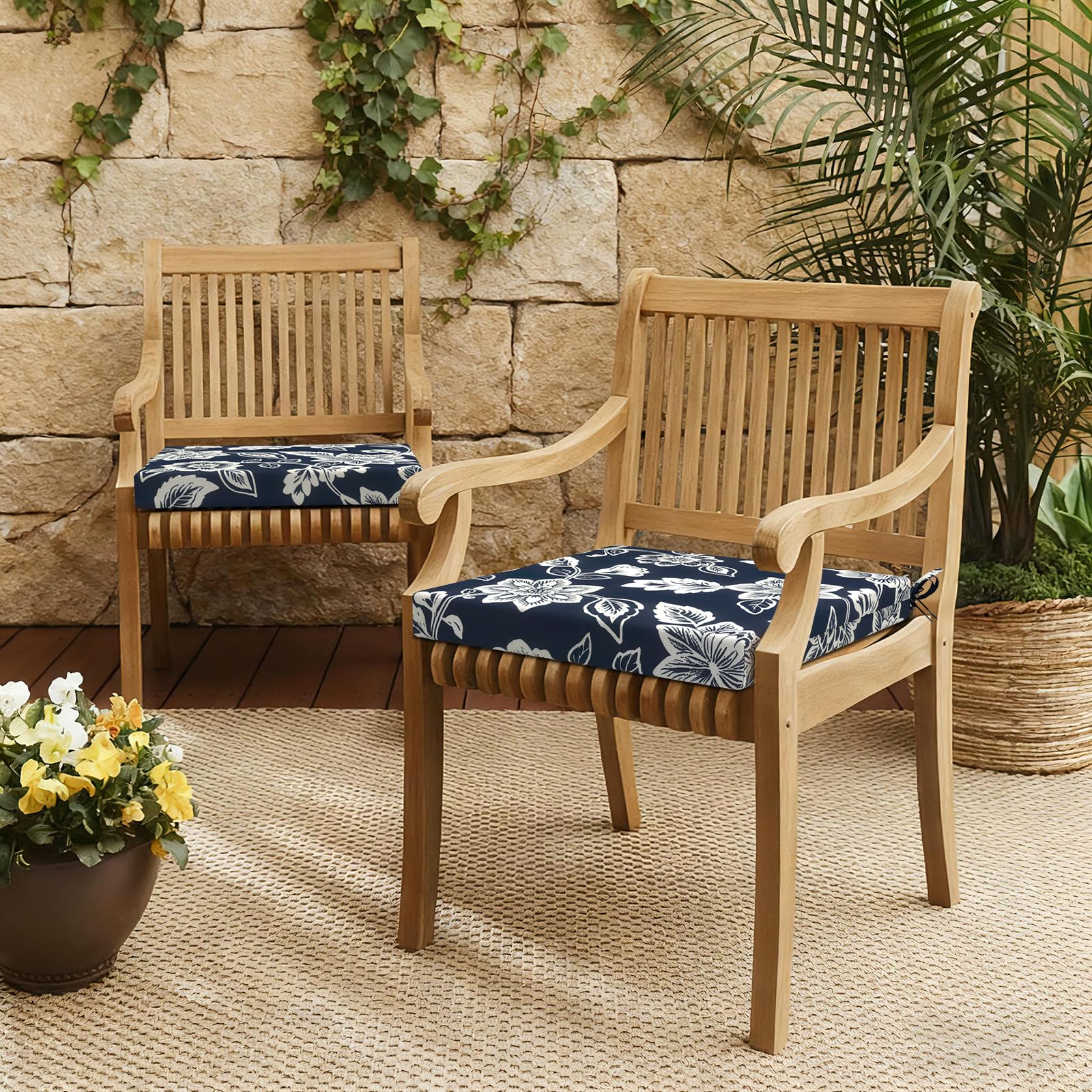 LVTXIII cojines colocados en patio realzando confort y estética exterior