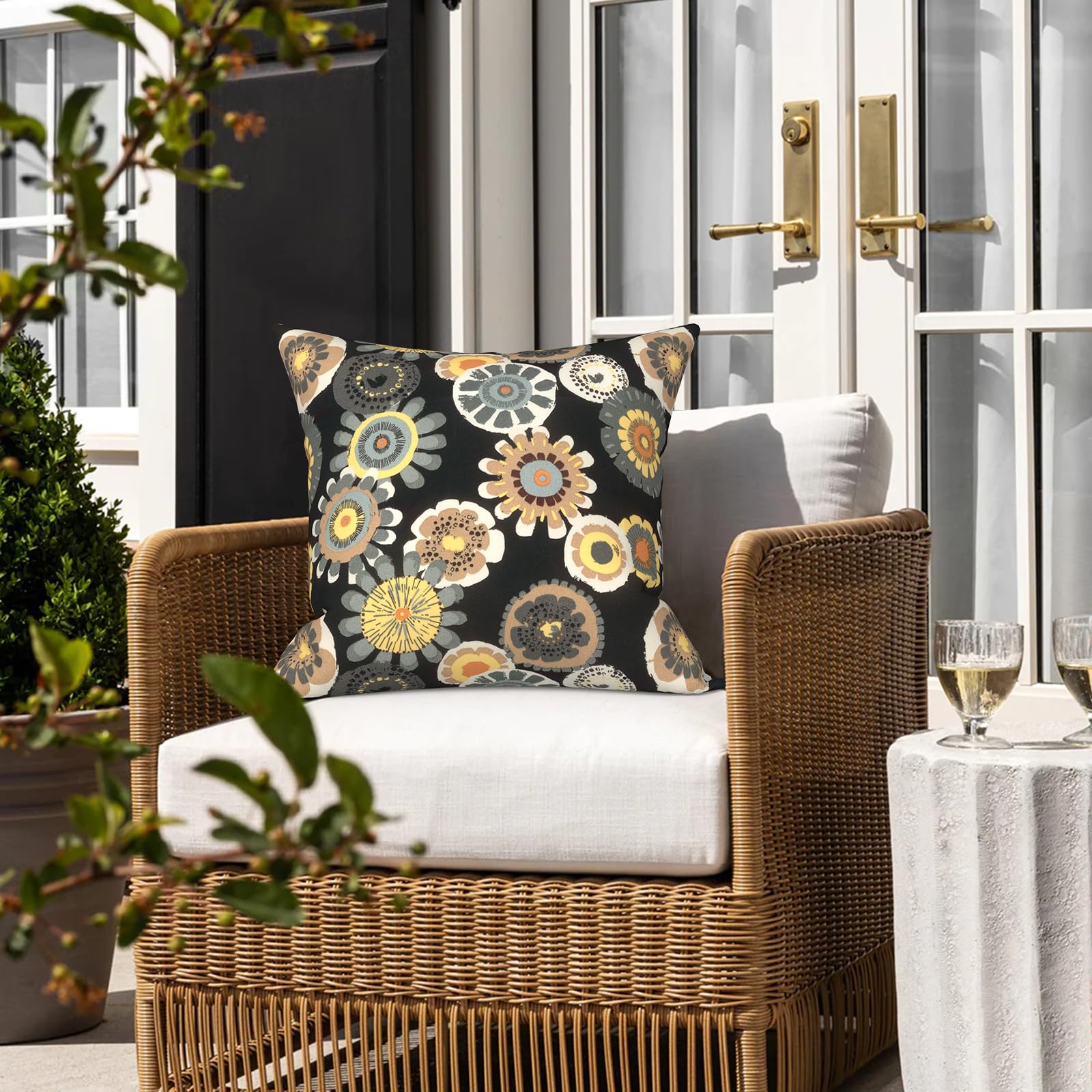 LVTXIII comparación de tamaño 18x18 en mueble para referencia de escala
