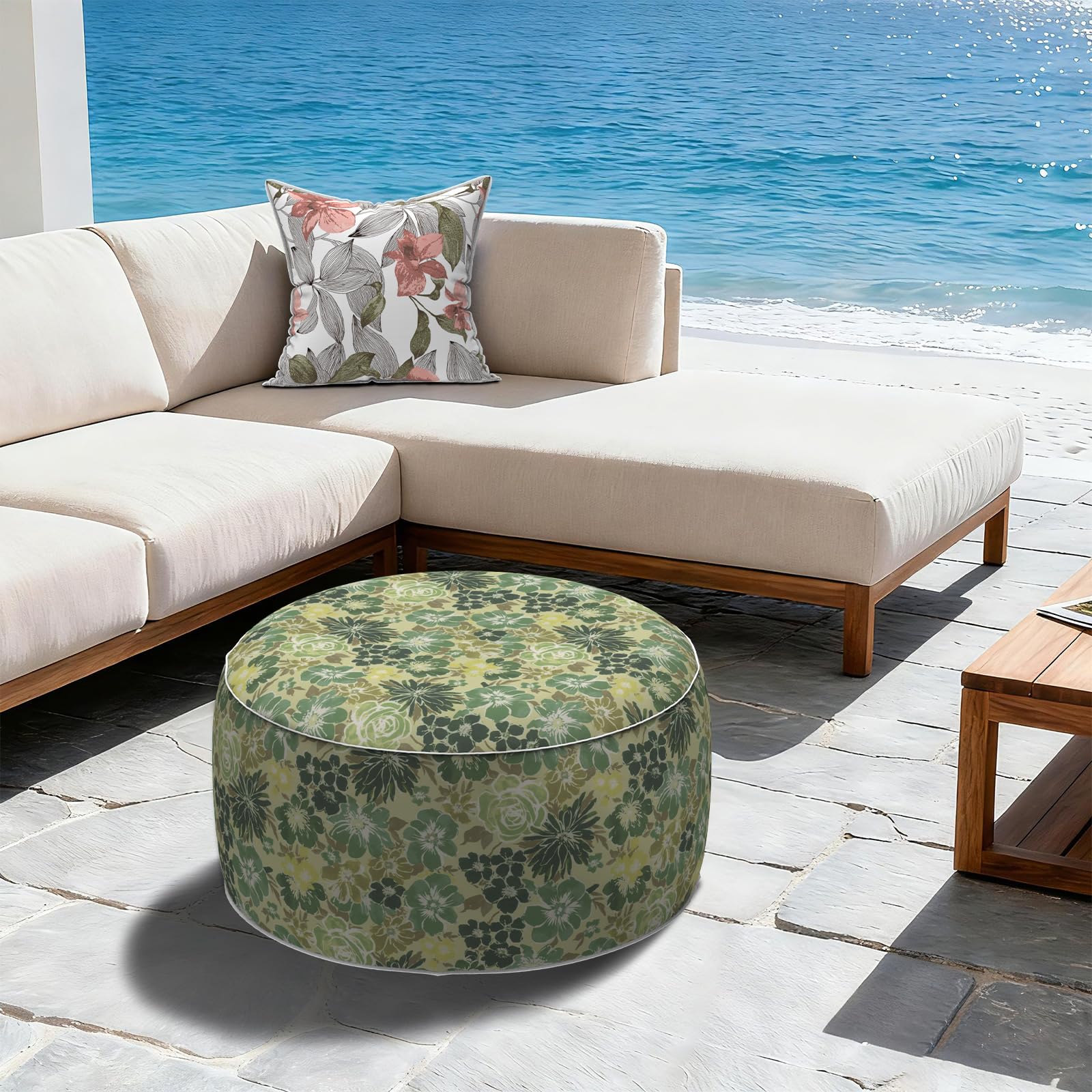 LVTXIII puff junto a una silla para comparar tamaño y escala, práctico como asiento adicional