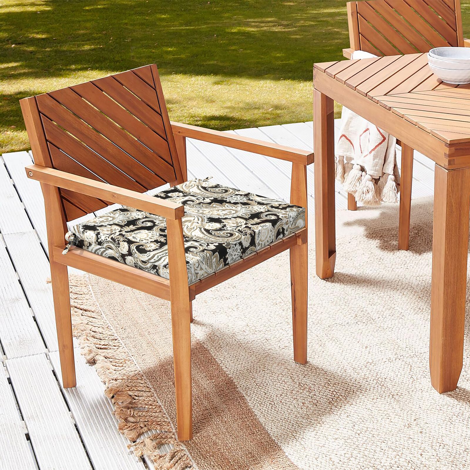 LVTXIII cojín junto a silla para comparar tamaño 18.5x16 pulgadas