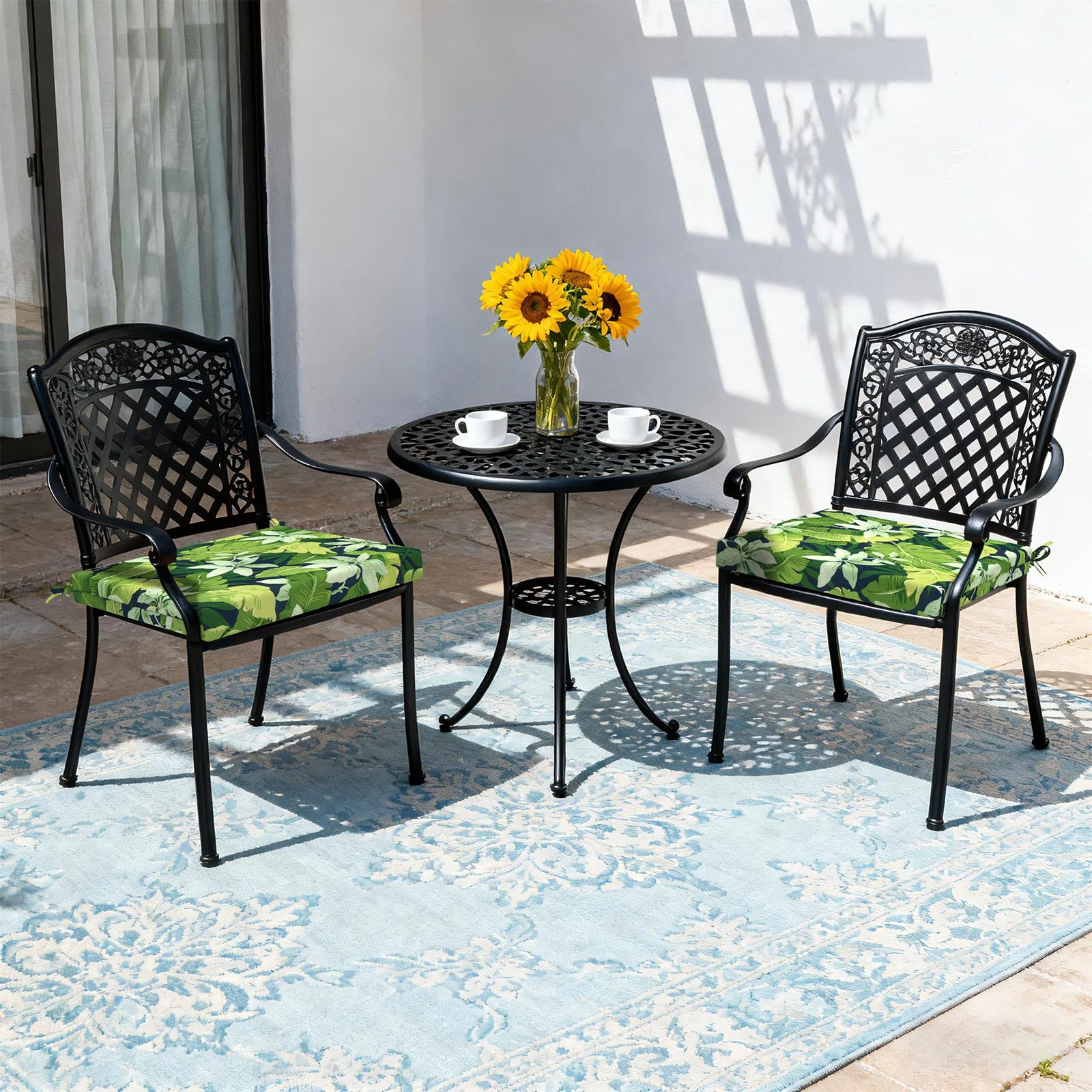 LVTXIII cojines en terraza con mesa y plantas mostrando ambiente decorativo acogedor
