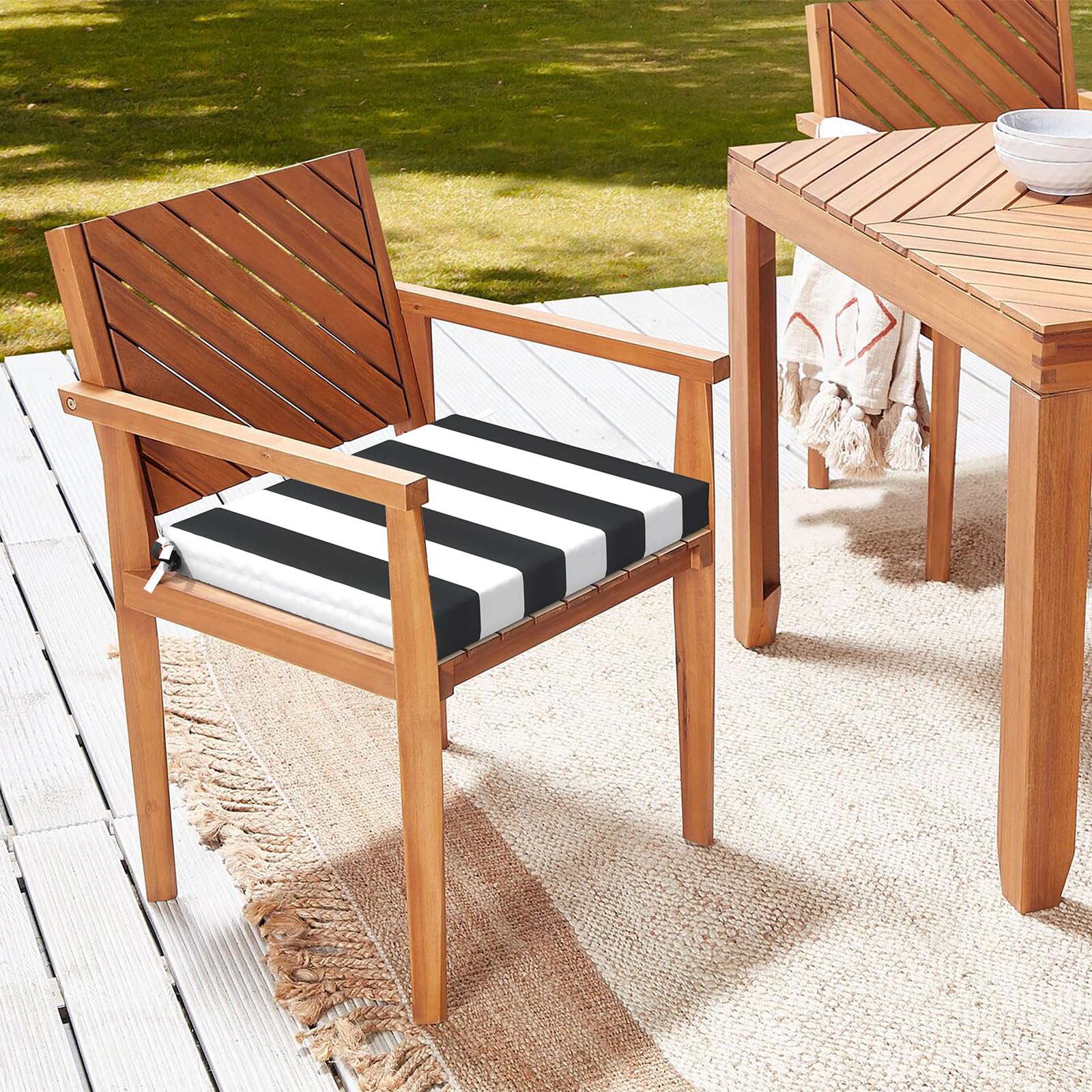 Ambiente patio con cojines LVTXIII, mejora la estética y confort