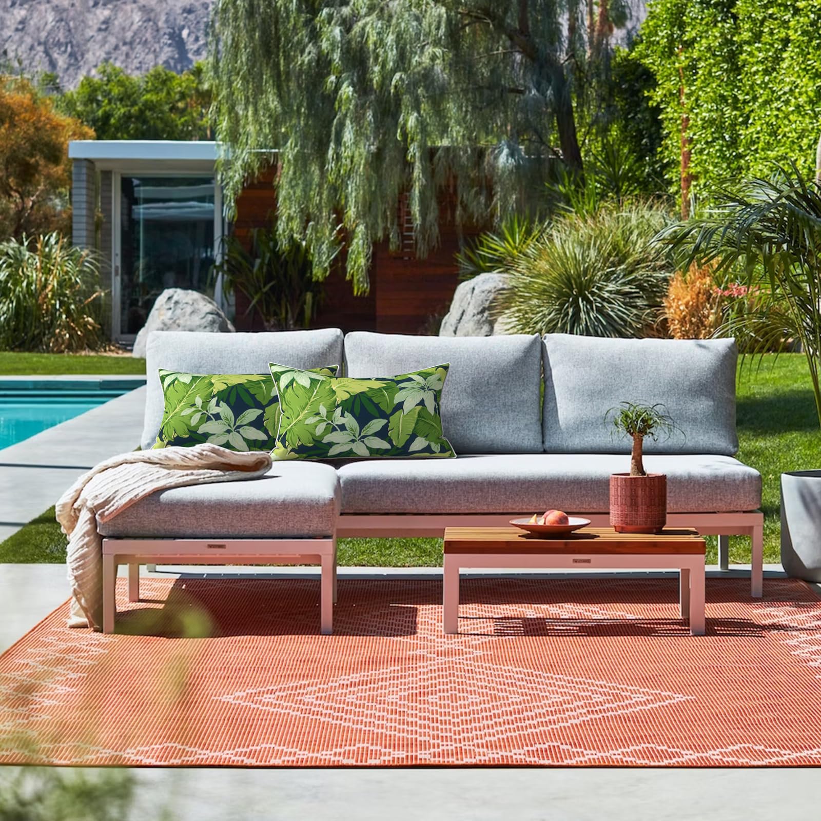 LVTXIII varias opciones de estampado colocadas en ambiente de jardín moderno