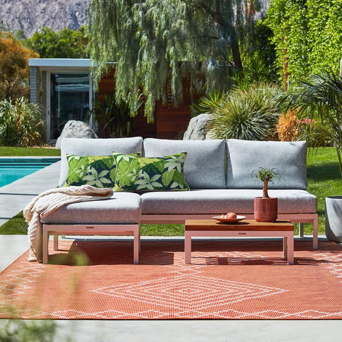 LVTXIII varias opciones de estampado colocadas en ambiente de jardín moderno
