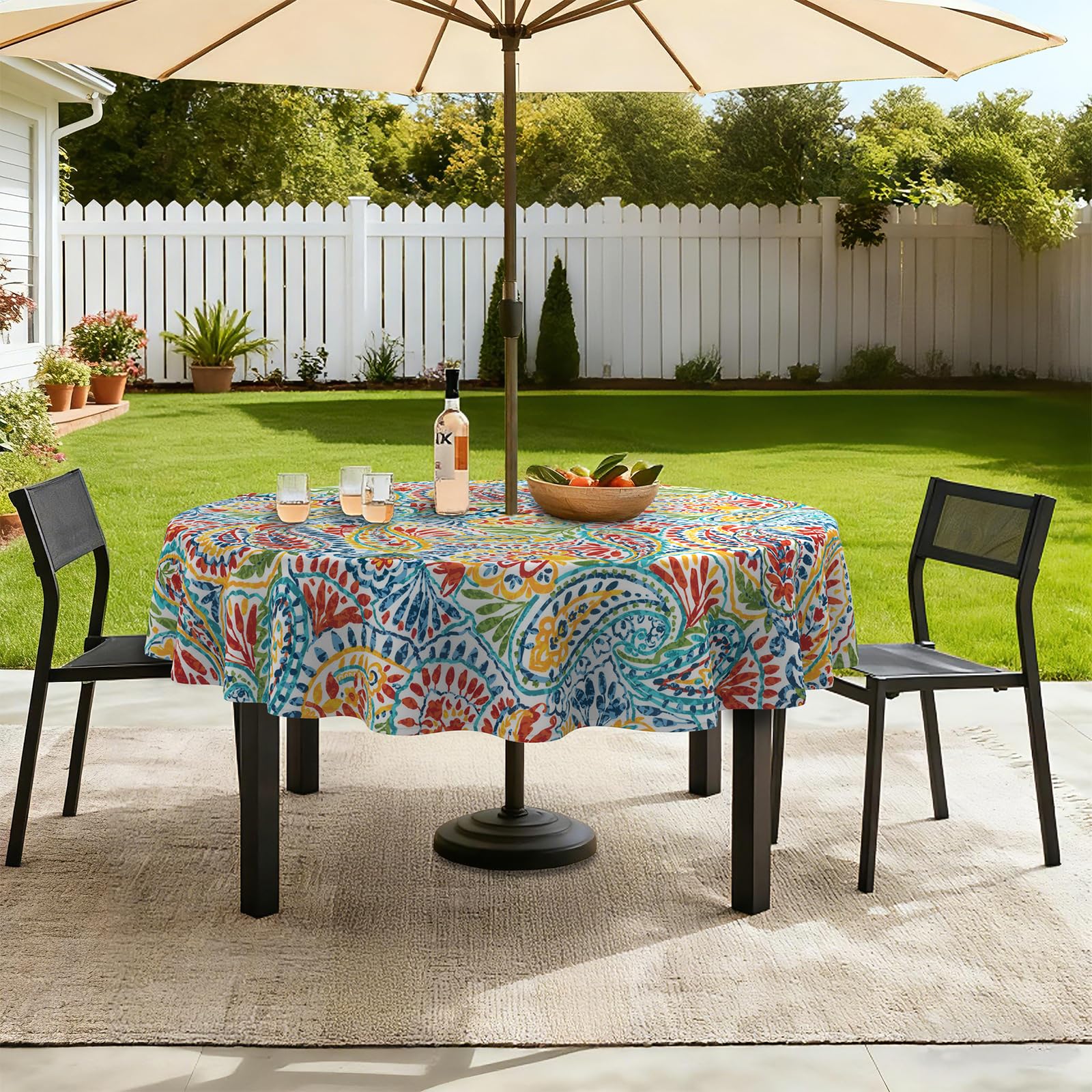 LVTXIII mesa en patio con mantel paisley para ambiente acogedor al aire libre