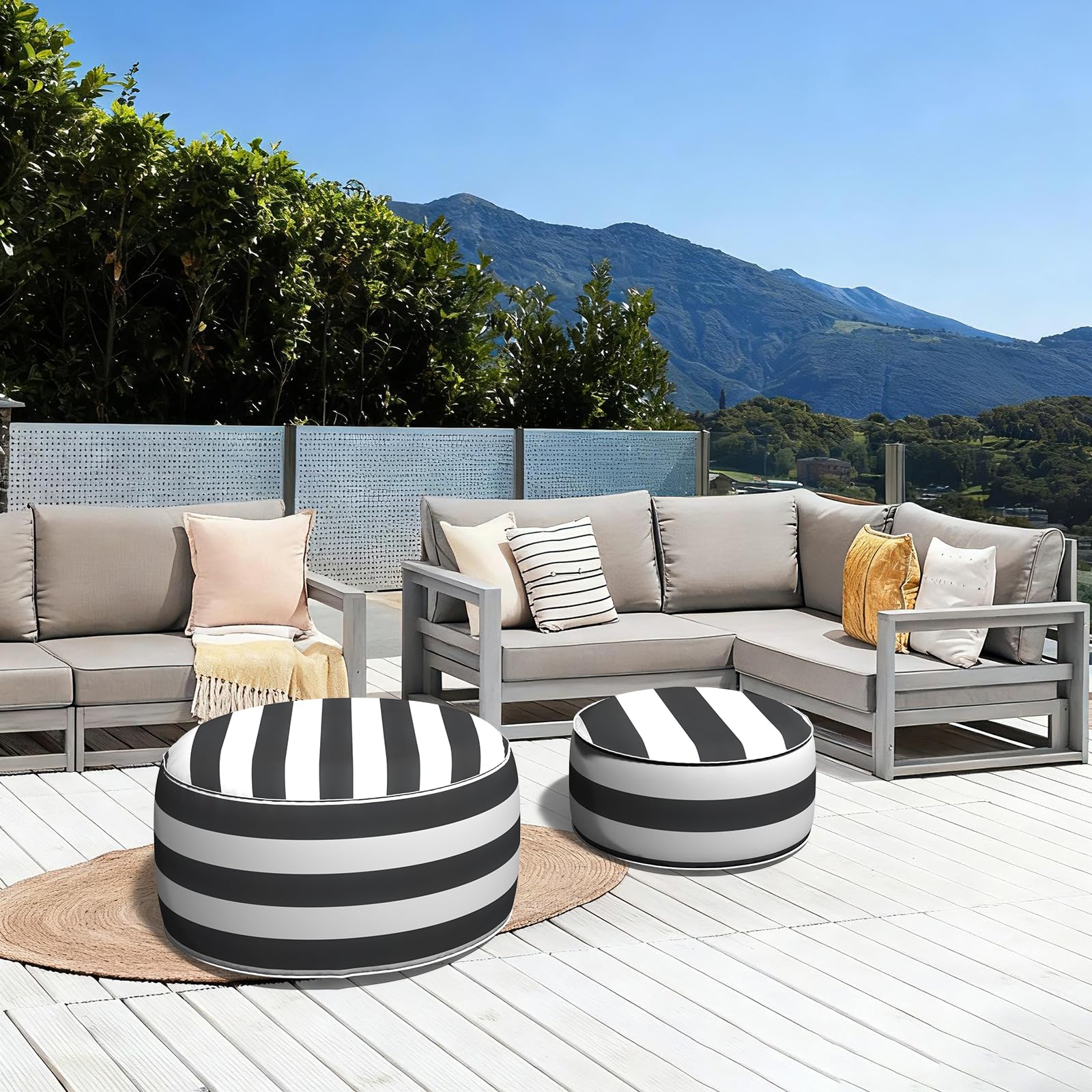 LVTXIII puff junto a tienda de campaña, ideal para camping