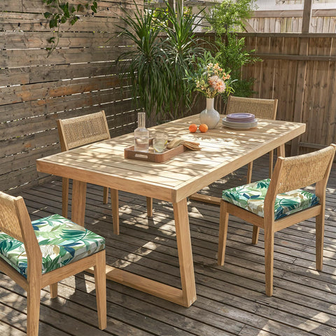 LVTXIII cojín sobre mesa de patio, embellece ambientes exteriores