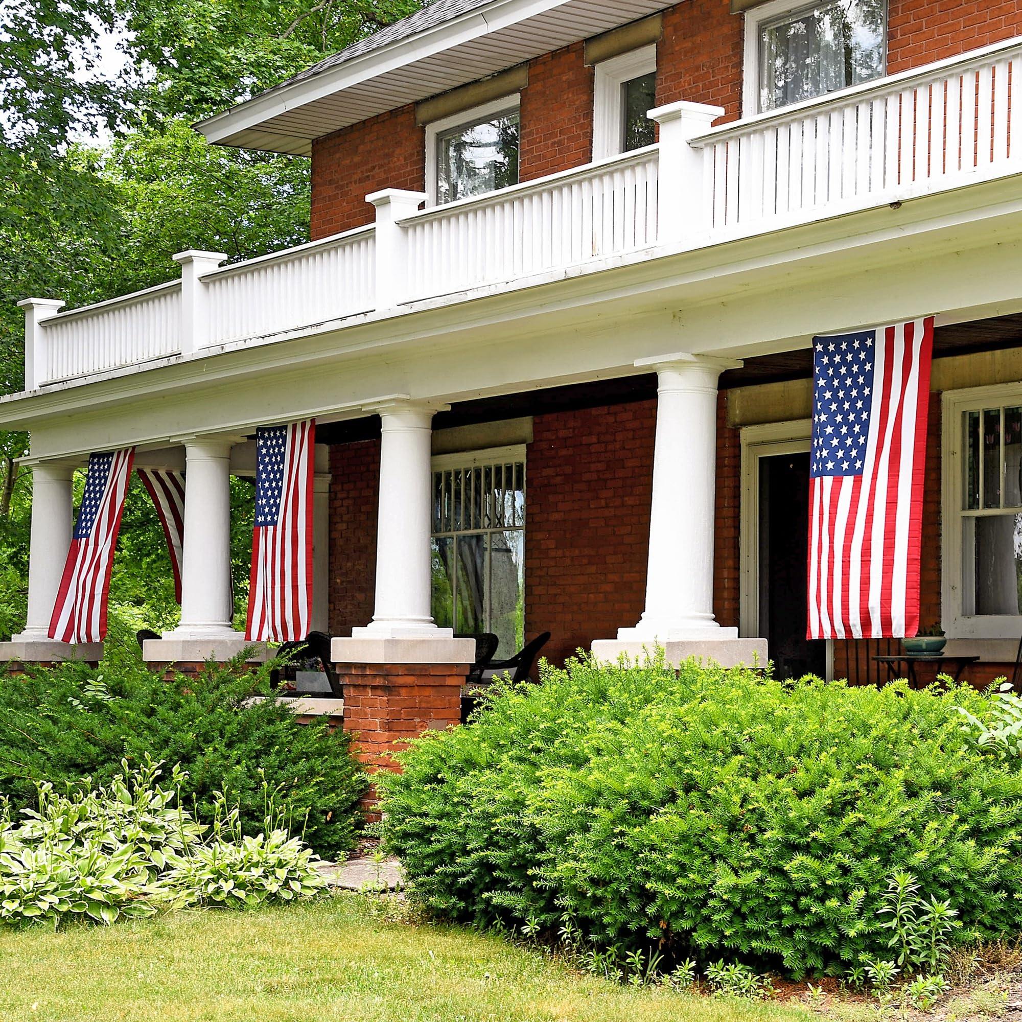 Made in USA Flags ondeando en entorno residencial mostrando presencia patriótica