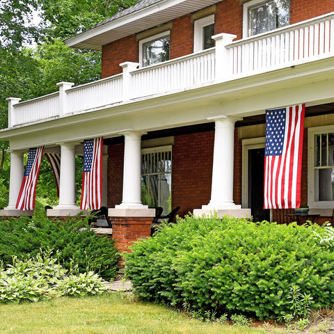 Made in USA Flags ondeando en entorno residencial mostrando presencia patriótica