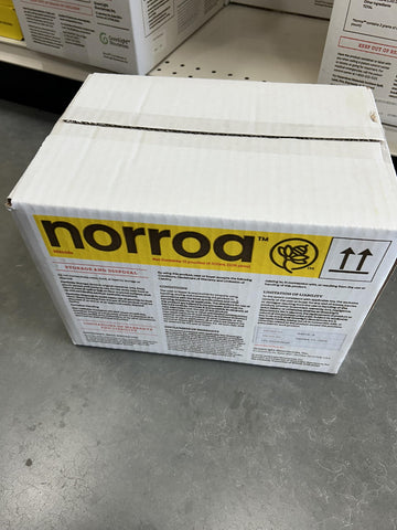 Mann Lake Norroa bolsa junto a herramienta apícola para referencia de tamaño