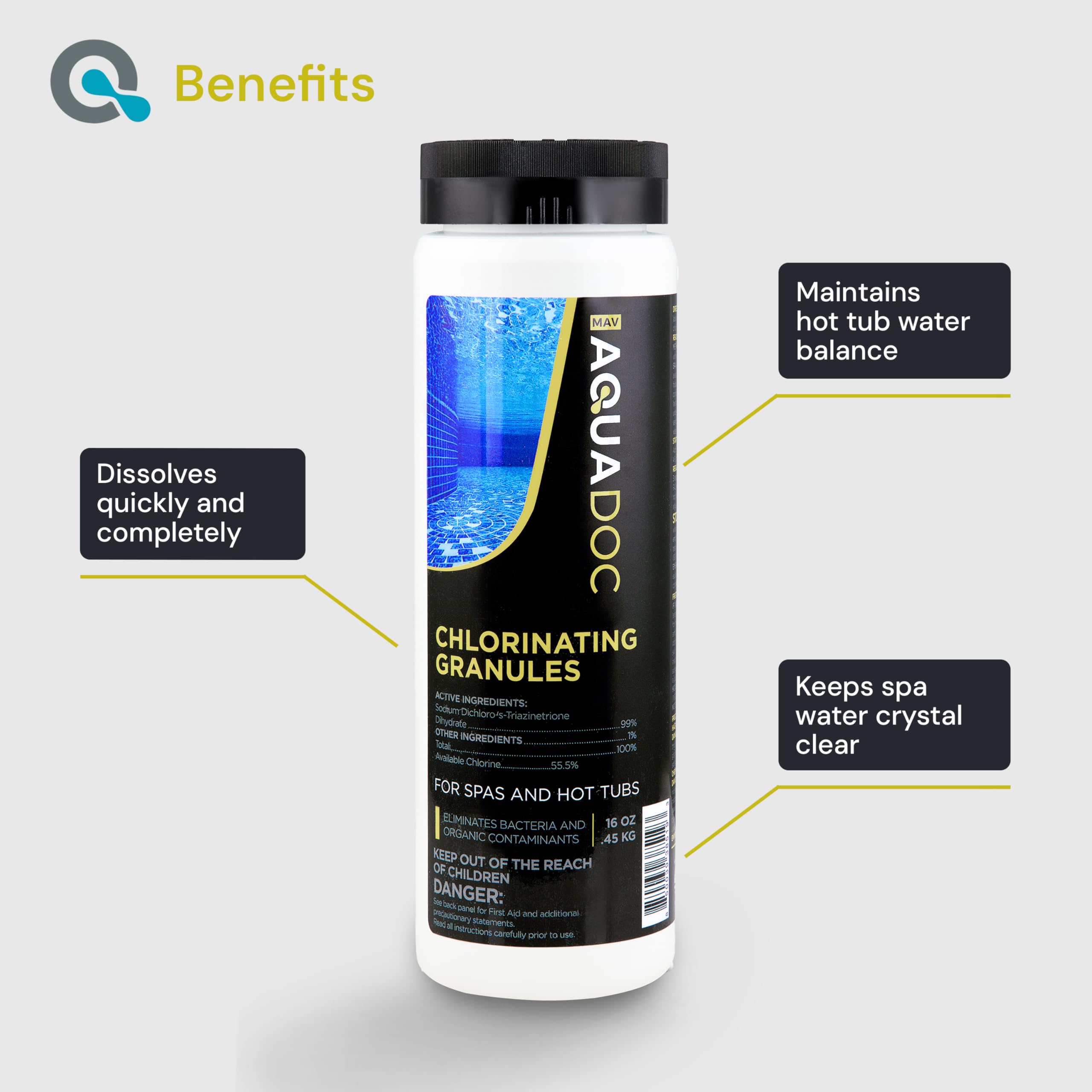 AquaDoc aplicando granulados en un spa con circulación para distribución uniforme