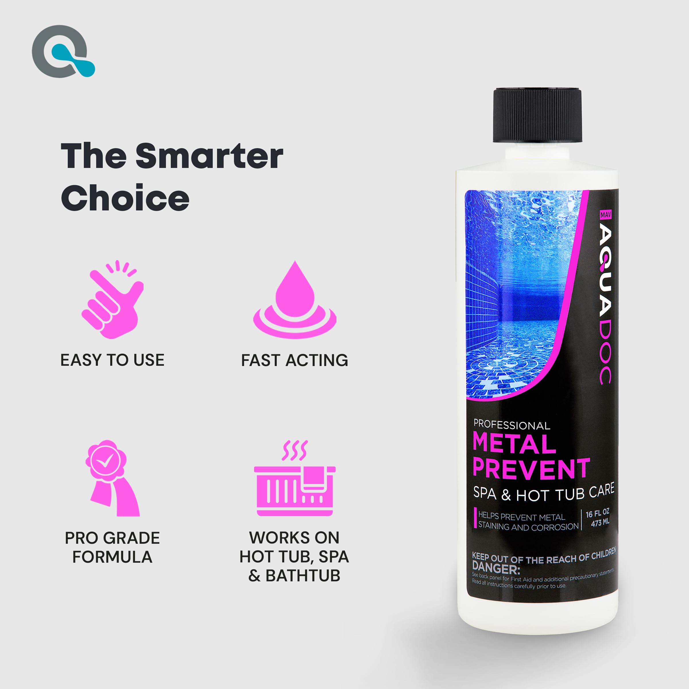 MAV AquaDoc botella junto a una tina de spa demostrando uso preventivo