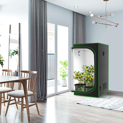 MELONFARM interior con lámpara instalada optimizando distribución de luz