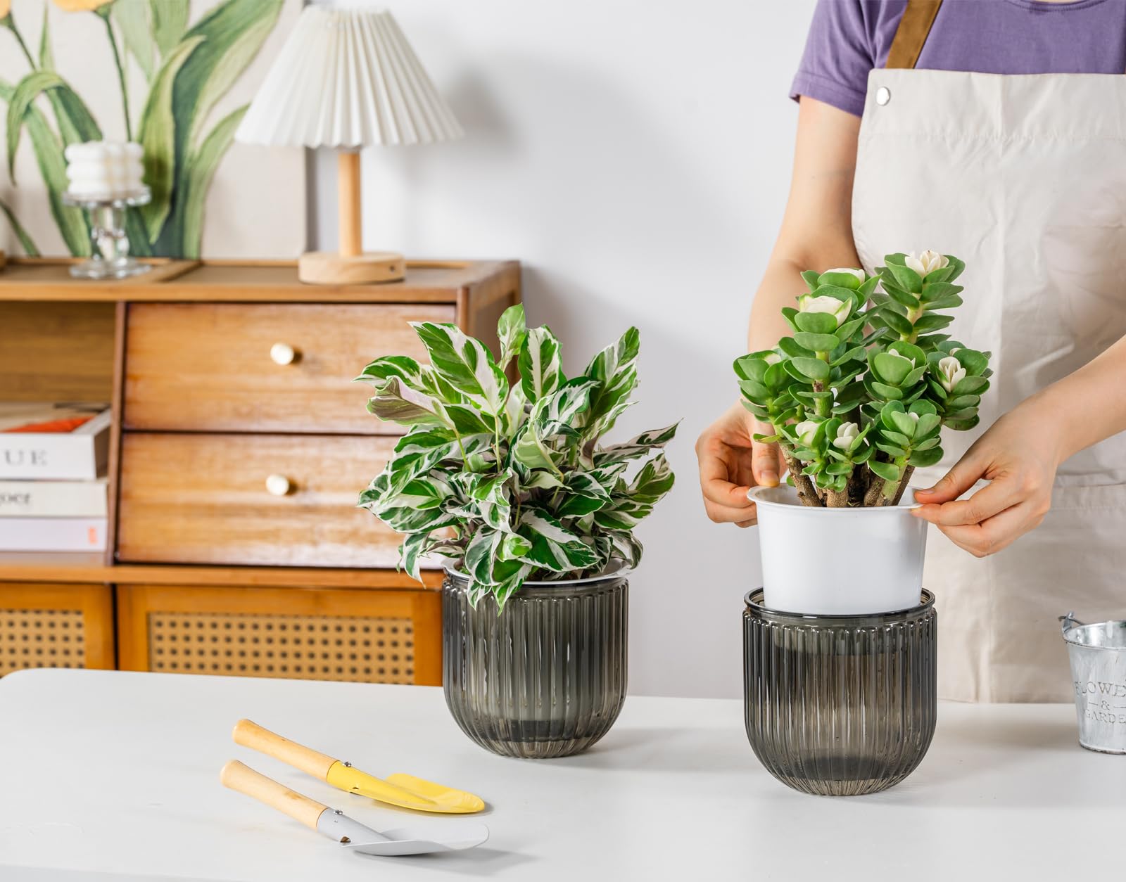 Melphoe maceta colgante en balcón, integrando plantas y decoración con bajo mantenimiento