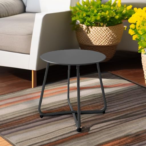 Meluvici comparación de tamaño junto a una silla para escala