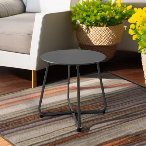 Meluvici comparación de tamaño junto a una silla para escala