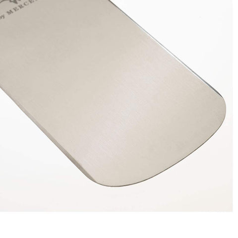 Mercer Hell's Handle en uso sobre plancha demostrando resistencia al calor